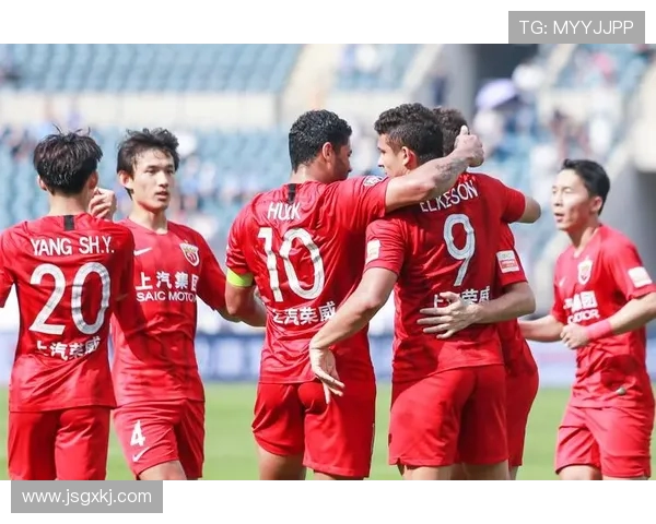 中超联赛焦点对决上港队迎战劲敌全力争胜展现球队实力